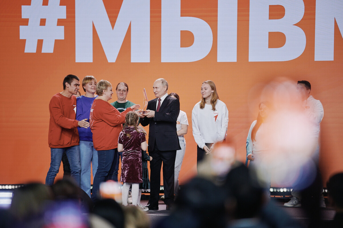 «Пока #МЫВМЕСТЕ, мы непобедимы»: Владимир Путин наградил Волонтёра года на Международной Премии #МЫВМЕСТЕ на выставке “Россия”